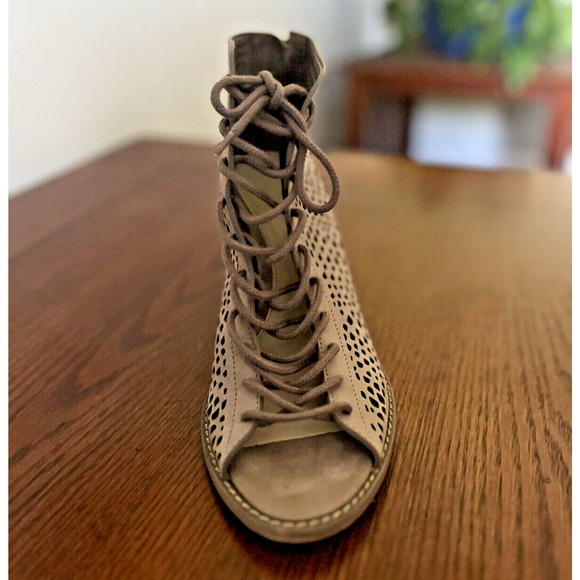 Vince Camuto Tan Tarita Laser Cut Bootie Lace Up Heels Women's Size 9M - Picture 7 of 9